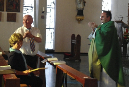 Albert Boesen bedankt sich in der Kirche, Foto mit Ehefrau und Pastor