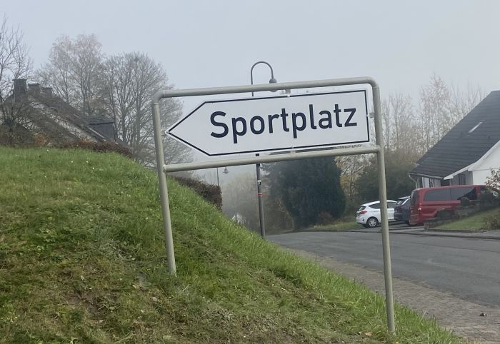 2025 11 k Schild Sportplatz